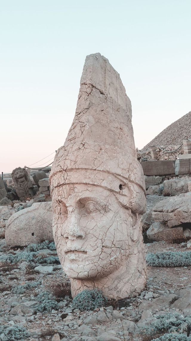 Nemrut Dağı’ndaki Heykeller – Kral Antiochus (Theos)